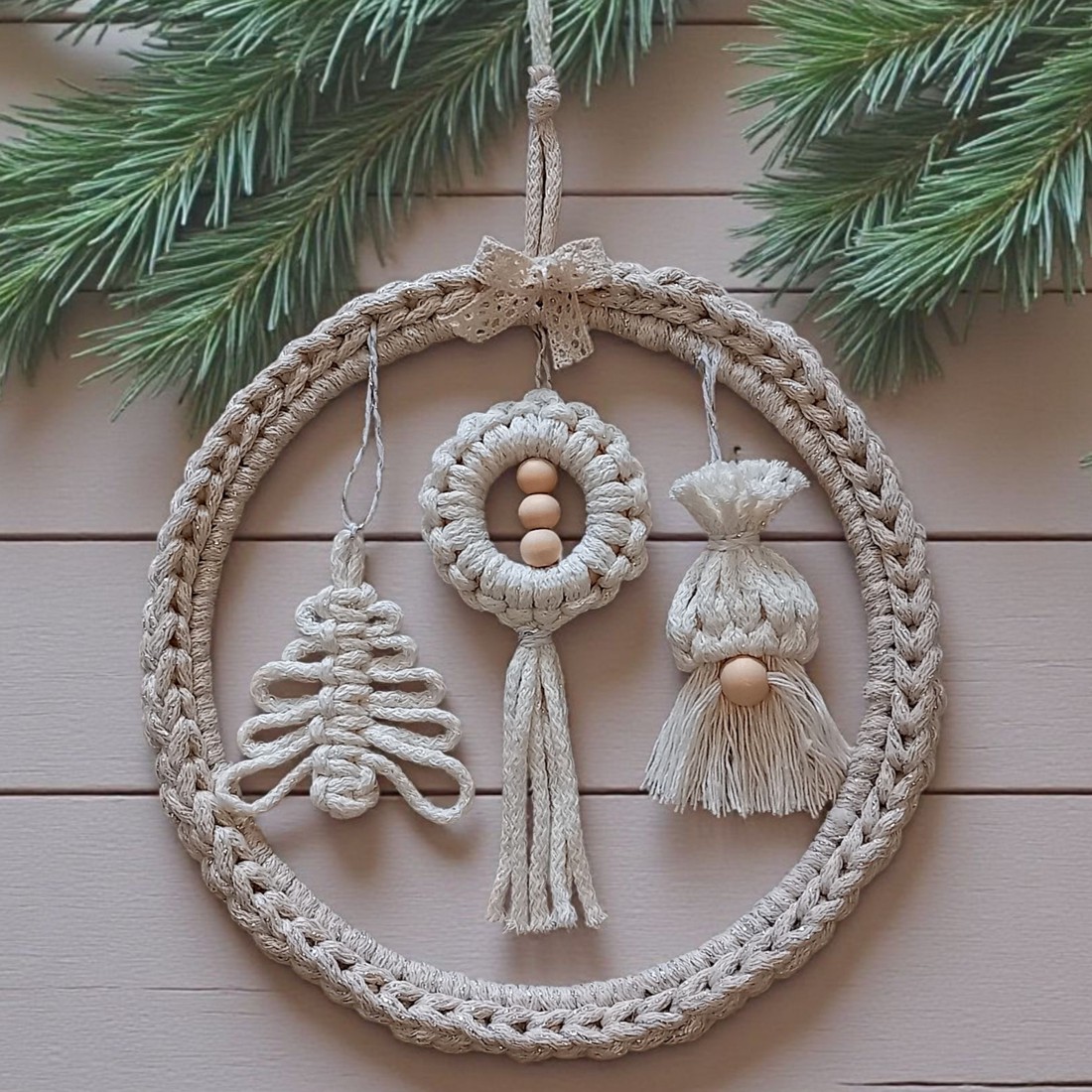 Decor de perete de Crăciun bej strălucitor cu pin macramé și gnom -  - Artynos.ro Decor de perete de Crăciun bej strălucitor cu pin macramé și gnom -  - Artynos.ro