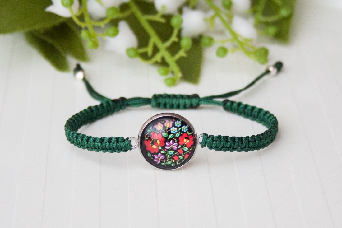 Brățară macramé împletită - Floare cu flori verde închis - - Artynos.ro Brățară macramé împletită - Floare cu flori verde închis - - Artynos.ro