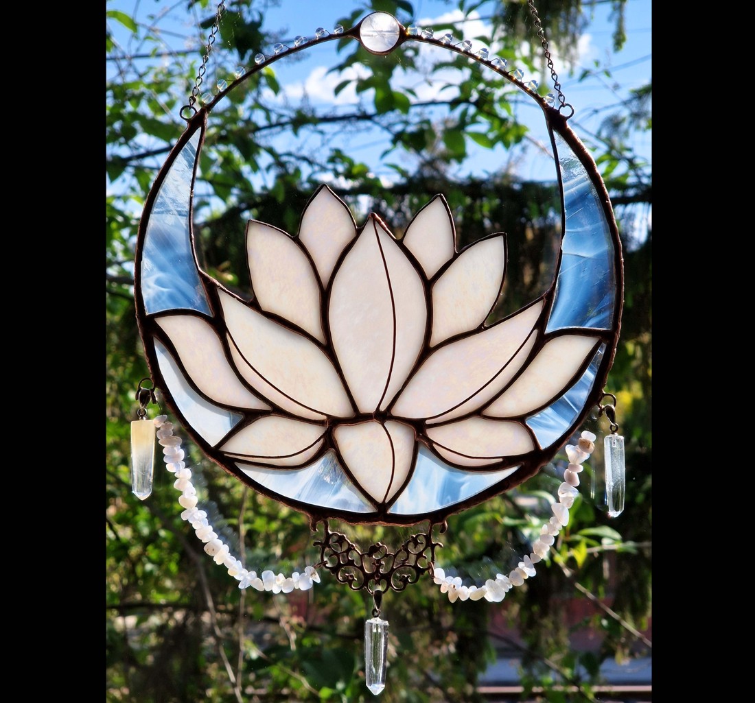 Captator de soare lotus cu voal de lună cu cristal de stâncă și cuarț roz - - Artynos.ro Captator de soare lotus cu voal de lună cu cristal de stâncă și cuarț roz - - Artynos.ro