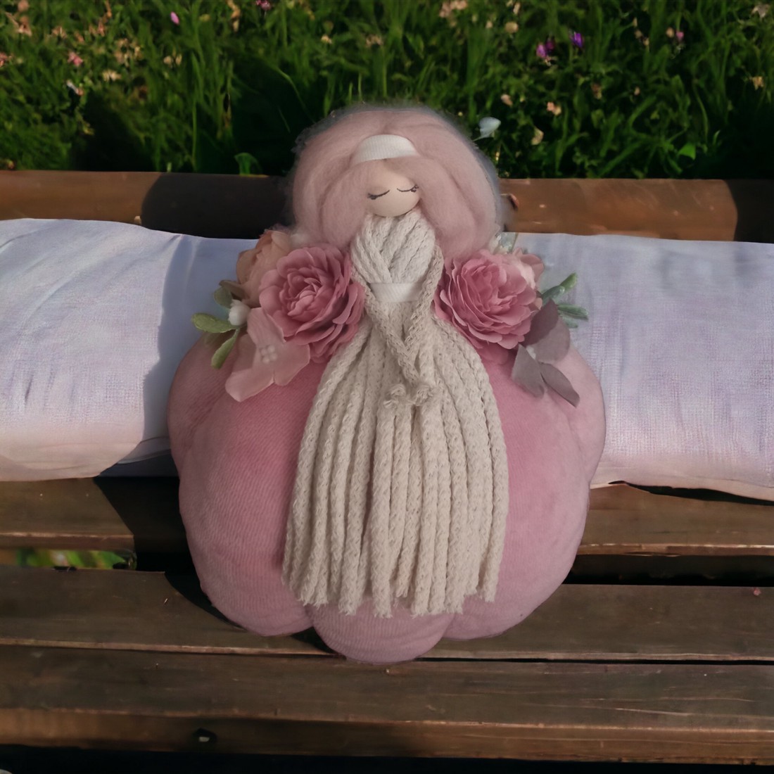 Decorațiune de toamnă � Fetiță din macramé așezată pe un dovleac, cu flori realiste -  - Artynos.ro