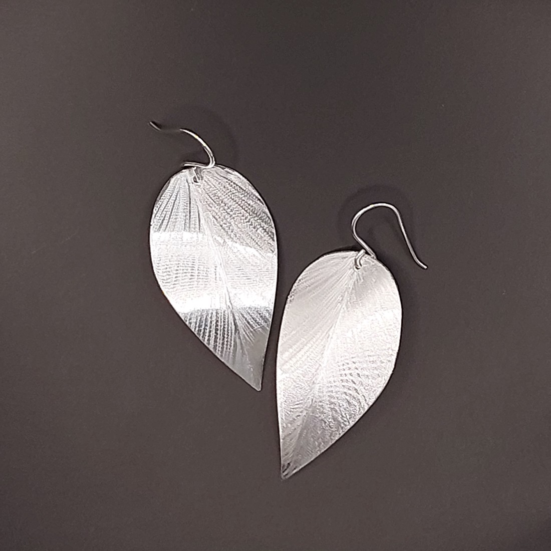 Cercei cu litere în aluminiu - bijuterii - cercei lungi - Artynos.ro Cercei cu litere în aluminiu - bijuterii - cercei lungi - Artynos.ro