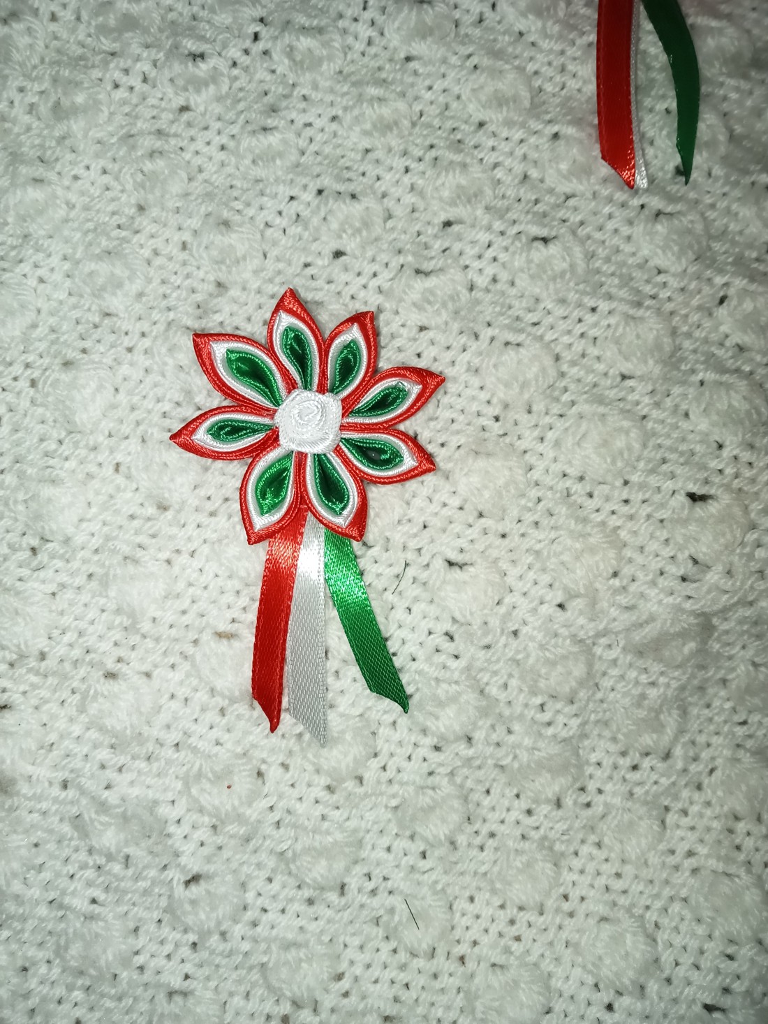 Cu panglică cocardă - bijuterii - broșe - Artynos.ro