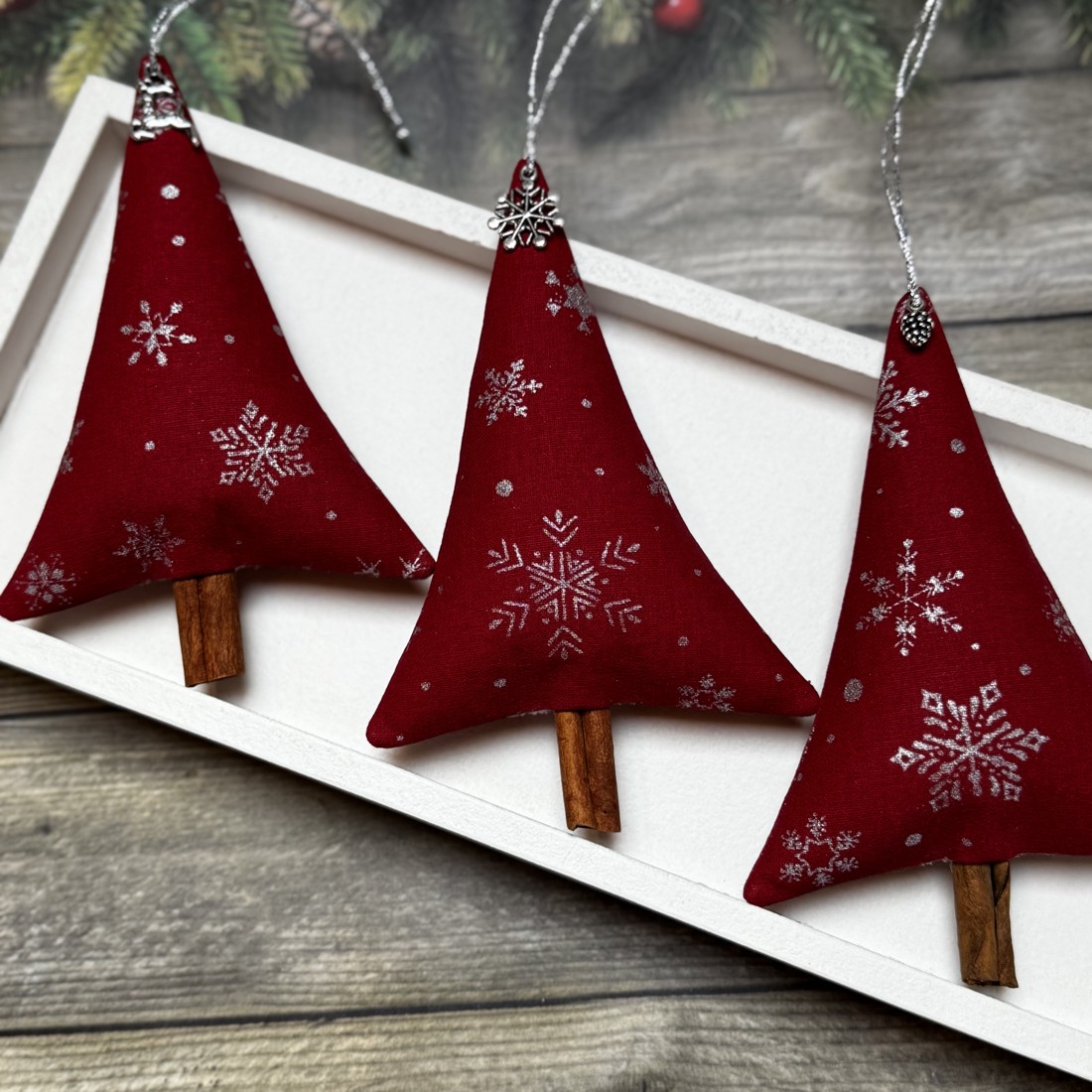 Pom de pin ornament de Crăciun cu bețe de scorțișoară / set de 3/ -  - Artynos.ro