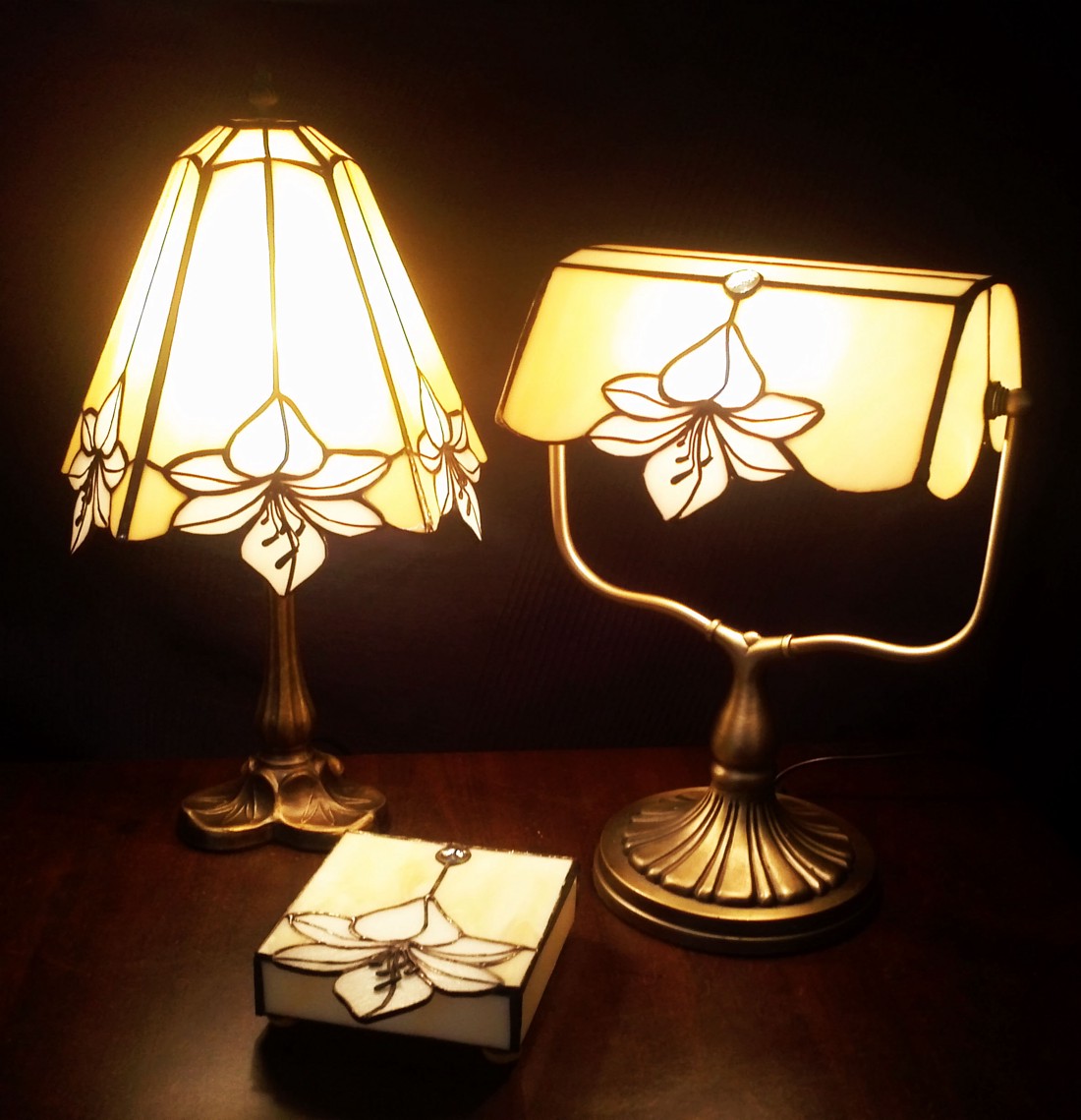 Lily tiffany set; lămpi și cutie de bijuterii - - Artynos.ro Lily tiffany set; lămpi și cutie de bijuterii - - Artynos.ro