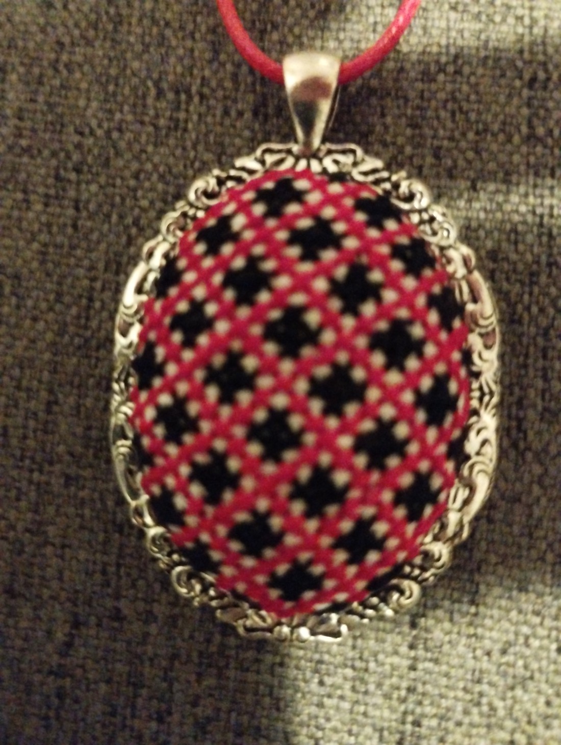 colier brodat cruce cu motiv popular -  - Artynos.ro