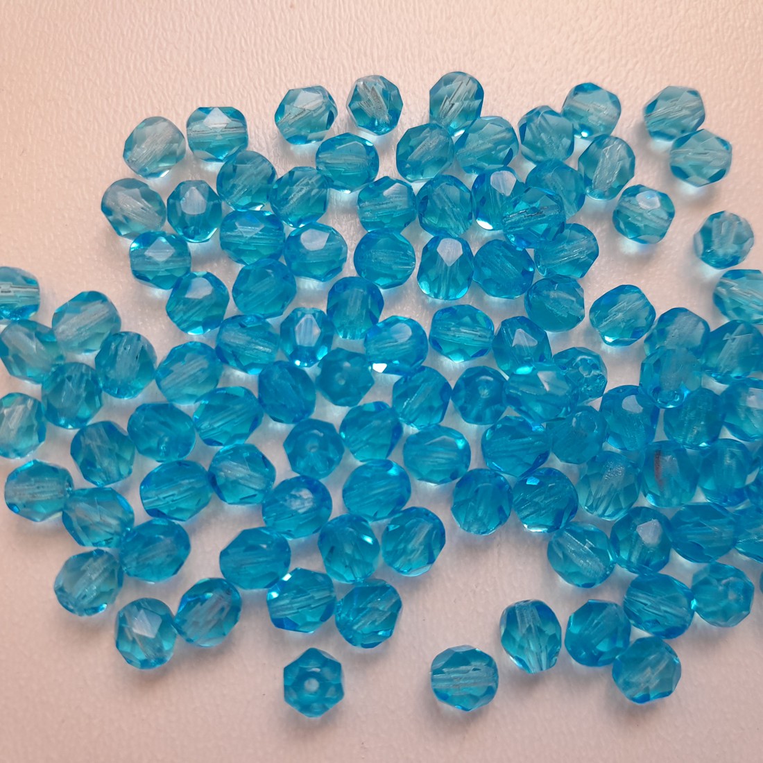 Mărgele cehe fațetate din sticlă - 6mm - 40 buc / pachet - albastru - - Artynos.ro Mărgele cehe fațetate din sticlă - 6mm - 40 buc / pachet - albastru - - Artynos.ro