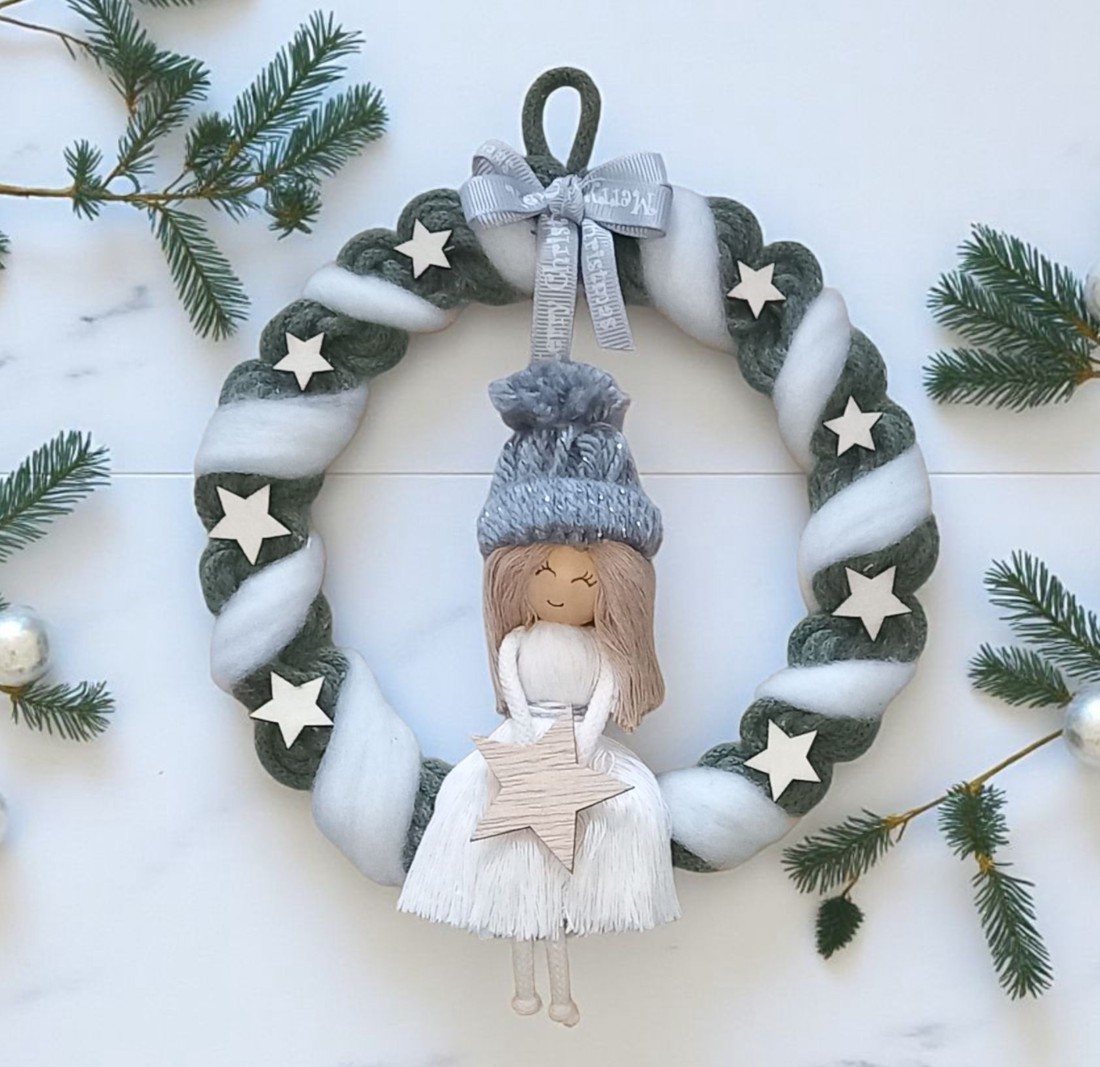 Verde și alb macramé Crăciun decor de perete - fată zâmbitoare în pălărie cu stele de lemn - crăciun - decorațiuni de crăciun de casă - decorațiuni pentru ușă de crăciun - Artynos.ro Verde și alb macramé Crăciun decor de perete - fată zâmbitoare în pălărie cu stele de lemn - crăciun - decorațiuni de crăciun de casă - decorațiuni pentru ușă de crăciun - Artynos.ro