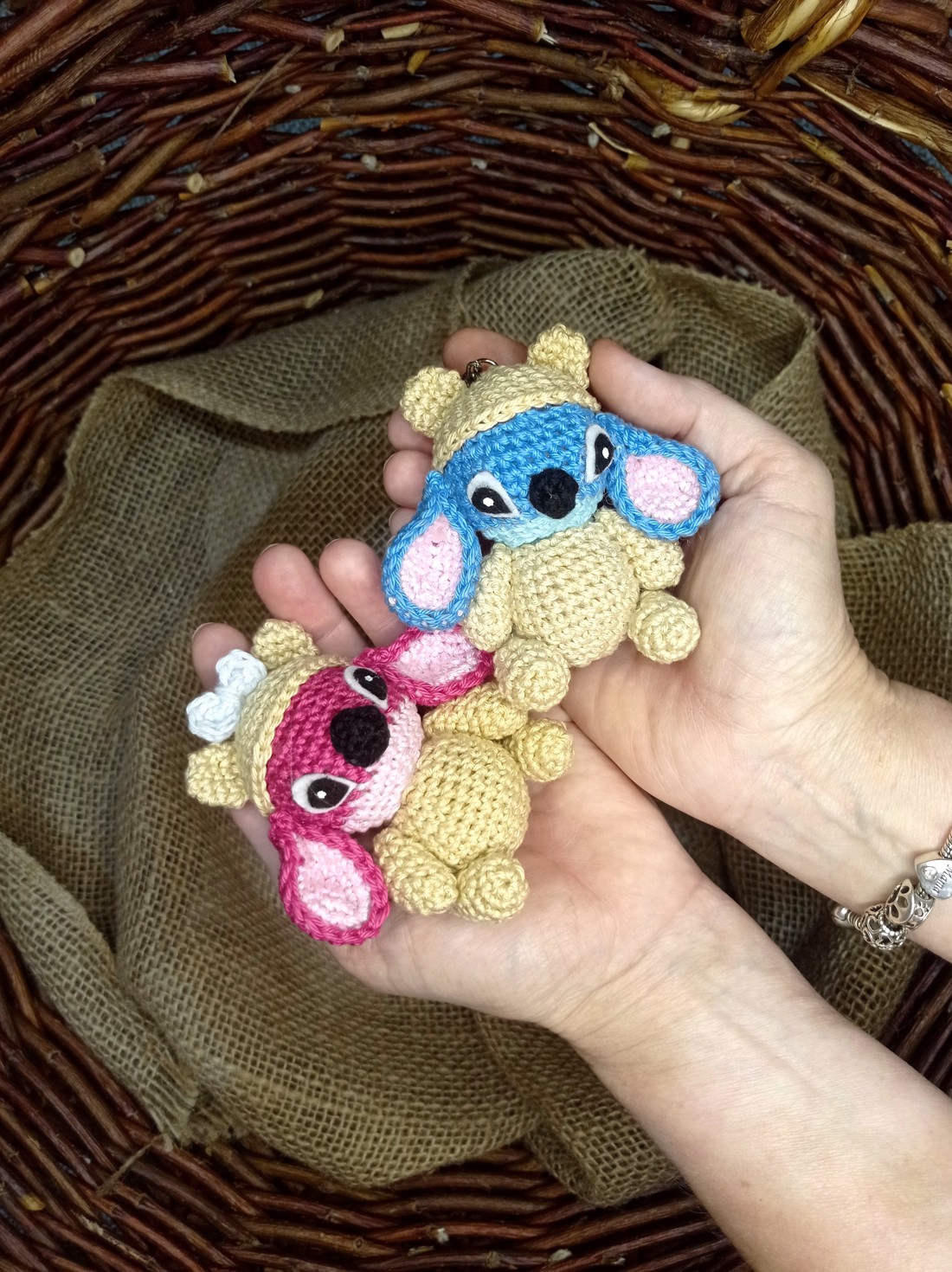 Breloc croșetat Mini Stitch - genți și portofele - accesorii genți - breloc - Artynos.ro