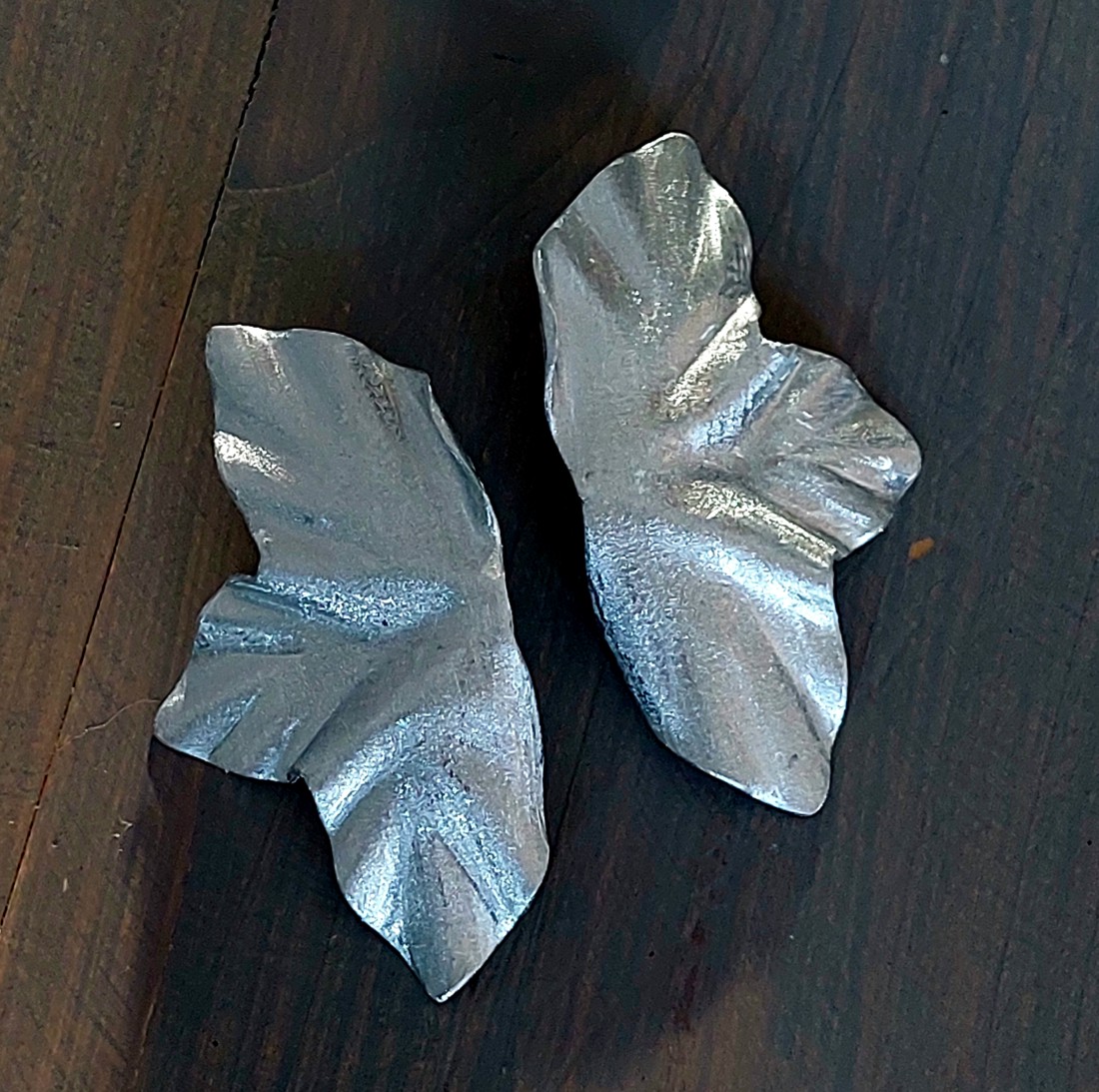 Cercei, brățară și inel cu petale speciale din aluminiu - bijuterii - seturi de bijuterii - Artynos.ro Cercei, brățară și inel cu petale speciale din aluminiu - bijuterii - seturi de bijuterii - Artynos.ro