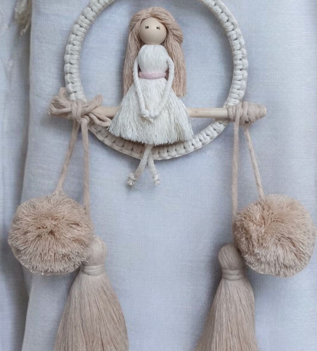 Decorațiuni de perete din macramé natural în ecru și bej - păpușă macramé pe cerc cu ciucuri și pompoane -  - Artynos.ro
