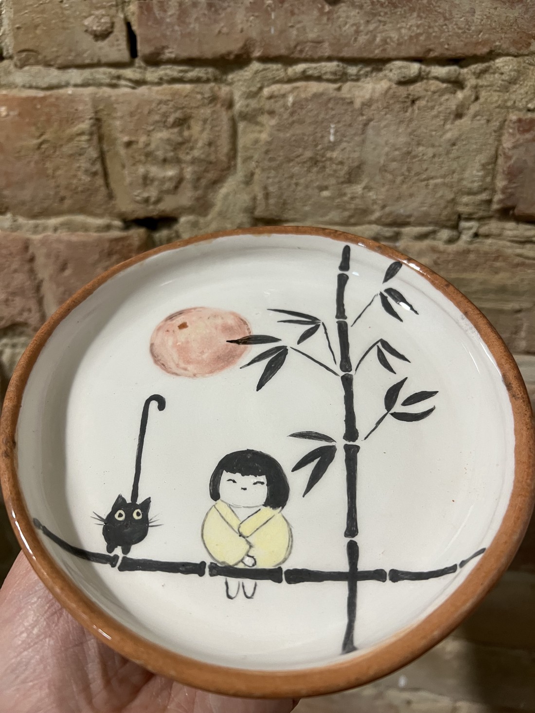 Farfurie de desert pictată manual - fată, pisoi și bambus (15 cm) -  - Artynos.ro