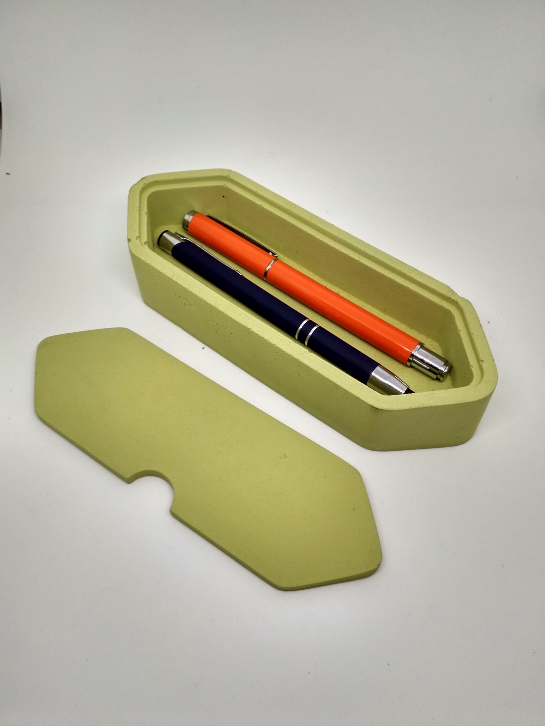 Material beton colorat verde suport creioane cu capac -  - Artynos.ro