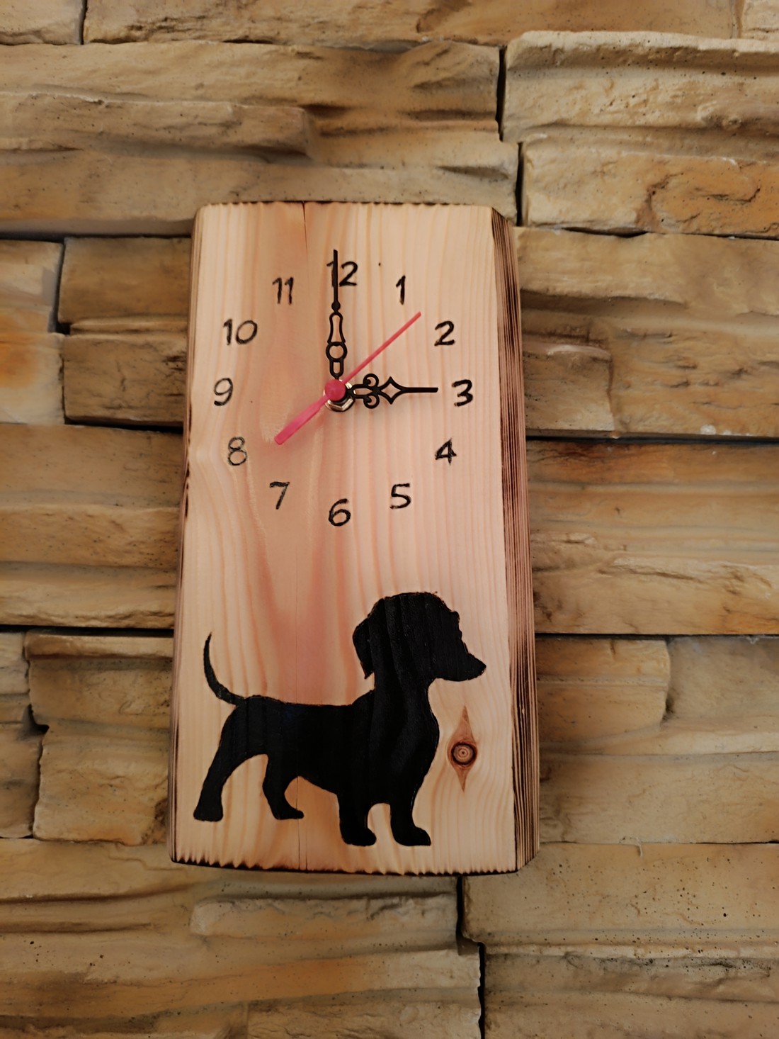 Ceas de perete din lemn cu câine dachshund - - Artynos.ro Ceas de perete din lemn cu câine dachshund - - Artynos.ro