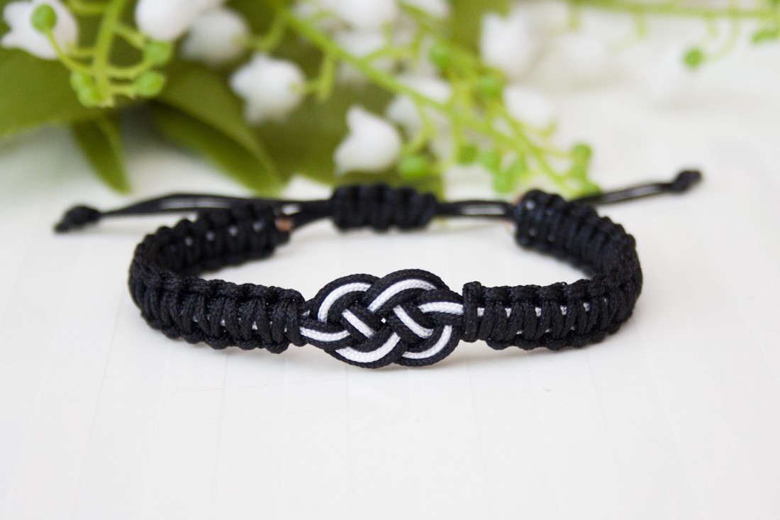Brățară macramé împletită cu nod celtic - alb/negru -  - Artynos.ro