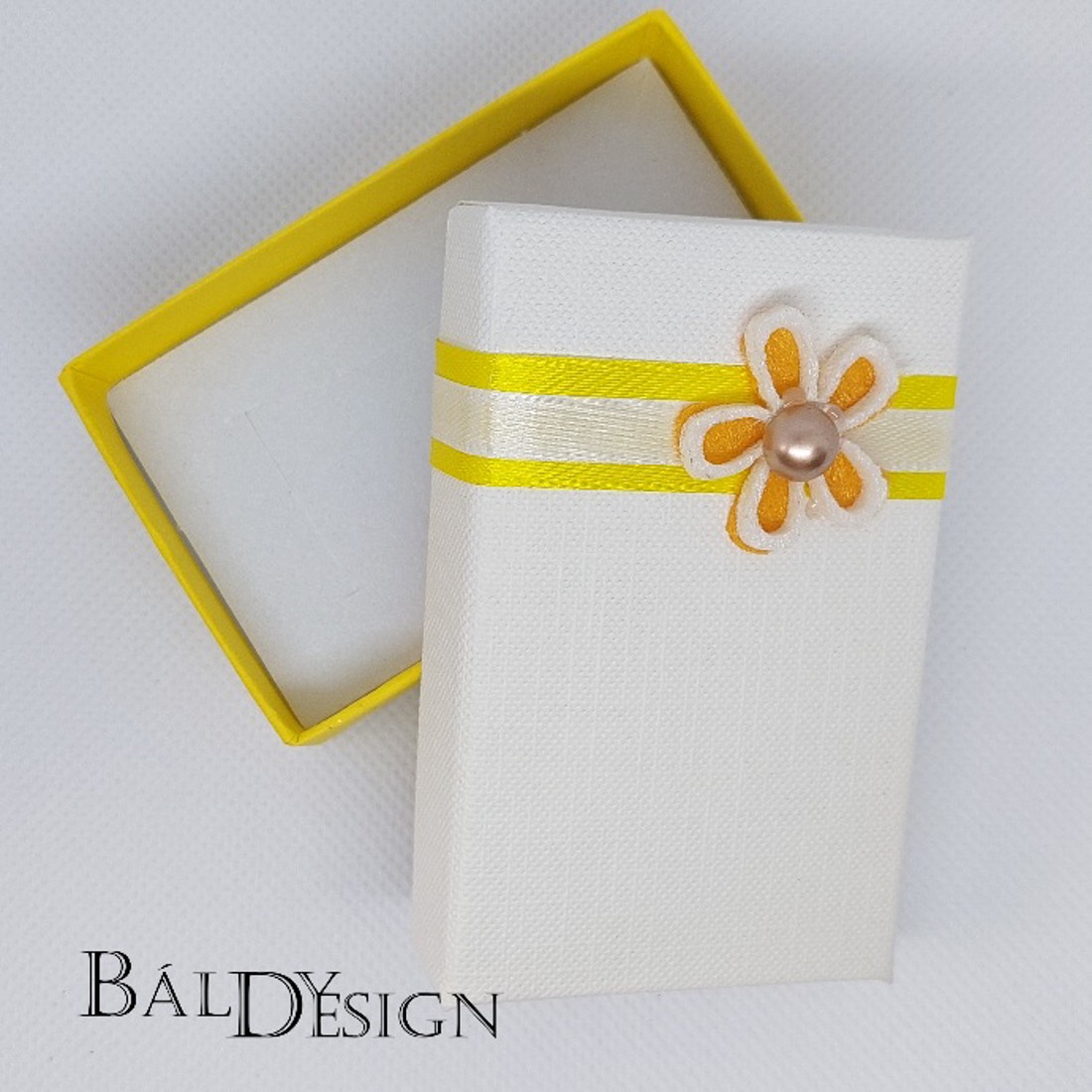 Galben flori mici set cadou caseta de bijuterii -  - Artynos.ro Galben flori mici set cadou caseta de bijuterii -  - Artynos.ro