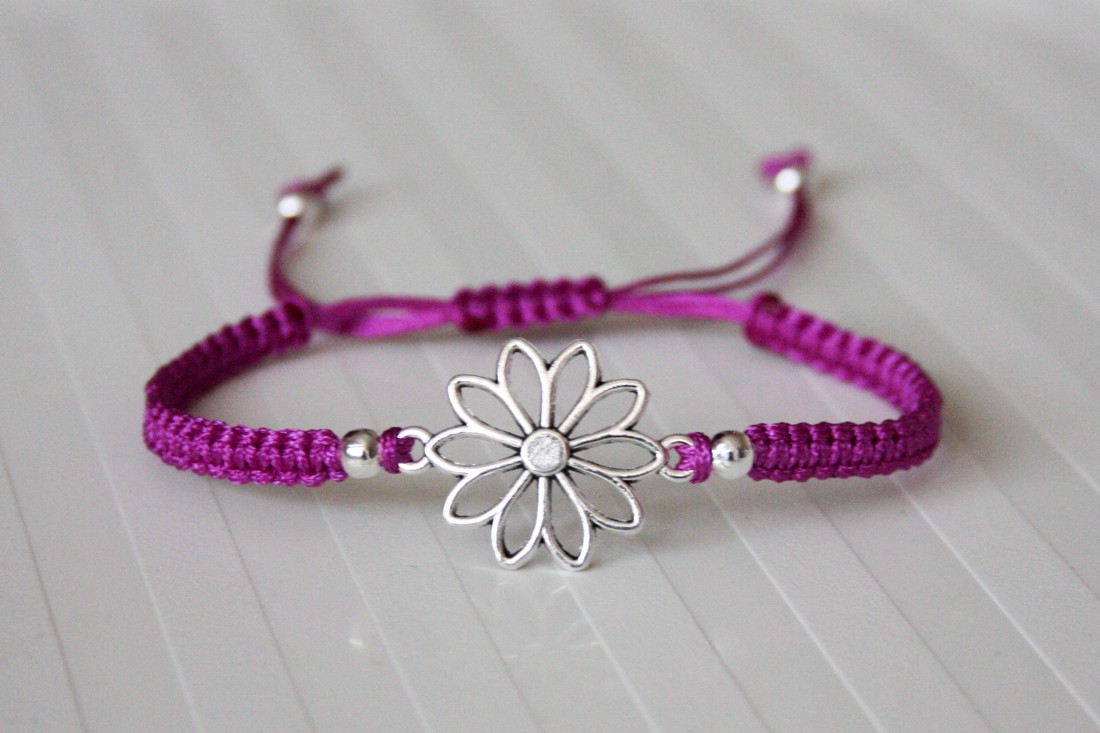 Brățară macramé împletită - Floare violet -  - Artynos.ro
