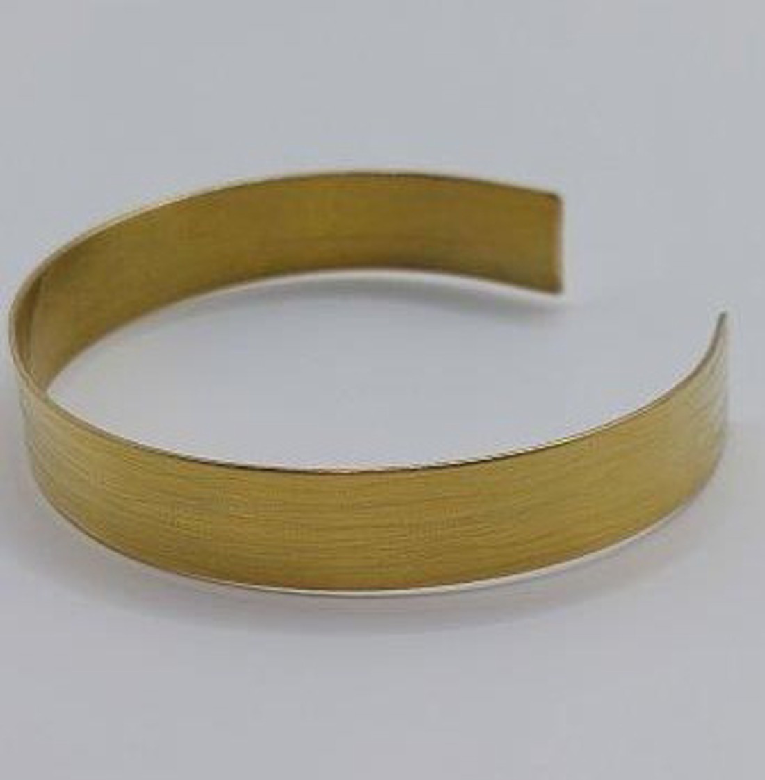 Brățară îngustă minimalistă din alamă -  - Artynos.ro Brățară îngustă minimalistă din alamă -  - Artynos.ro