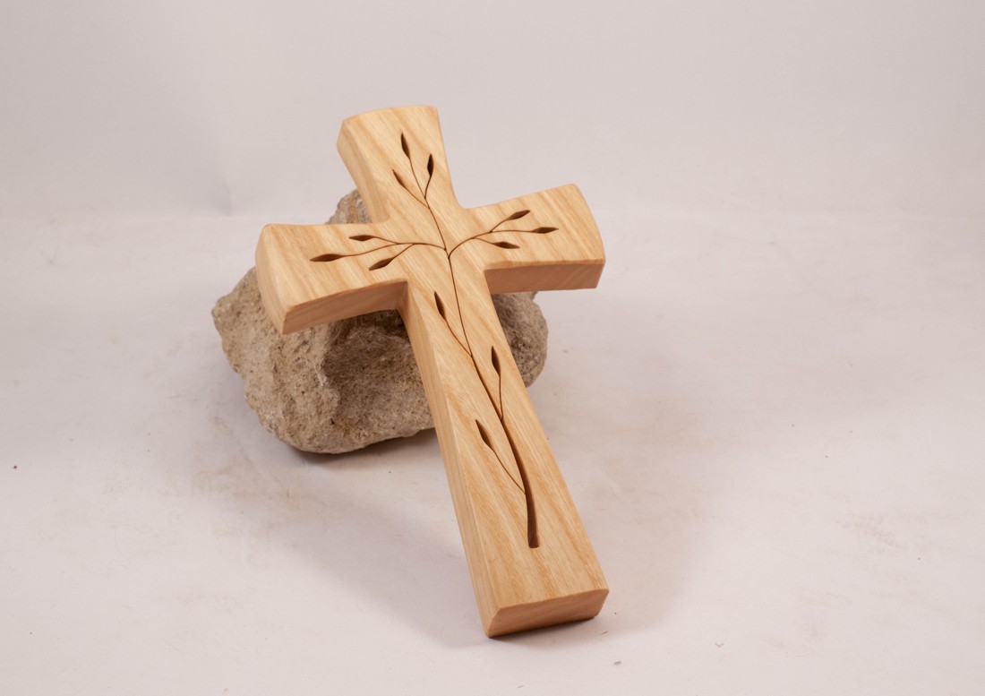 Cruce din lemn modelată, cruce de perete -  - Artynos.ro