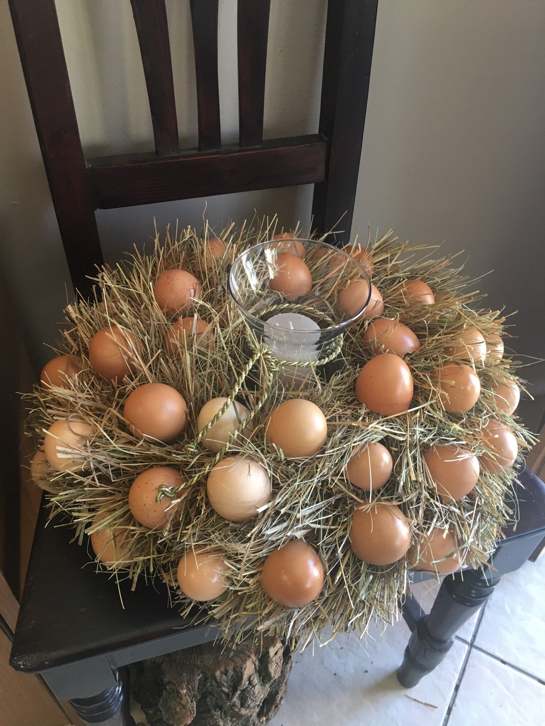 Decor de masă Coroană de ouă de primăvară cu lumânare și vază - decor de masă exclusiv - - Artynos.ro Decor de masă Coroană de ouă de primăvară cu lumânare și vază - decor de masă exclusiv - - Artynos.ro