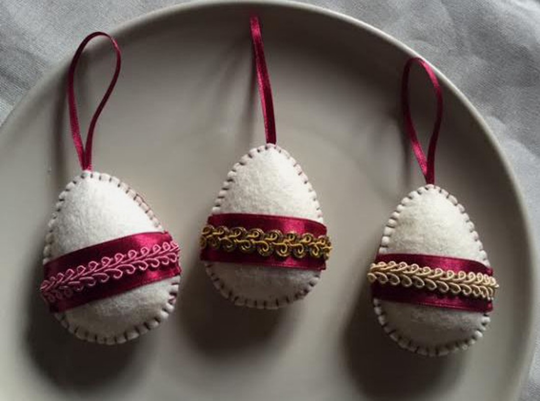 Ouă de Paște din fetru decorate cu fetru - - Artynos.ro Ouă de Paște din fetru decorate cu fetru - - Artynos.ro