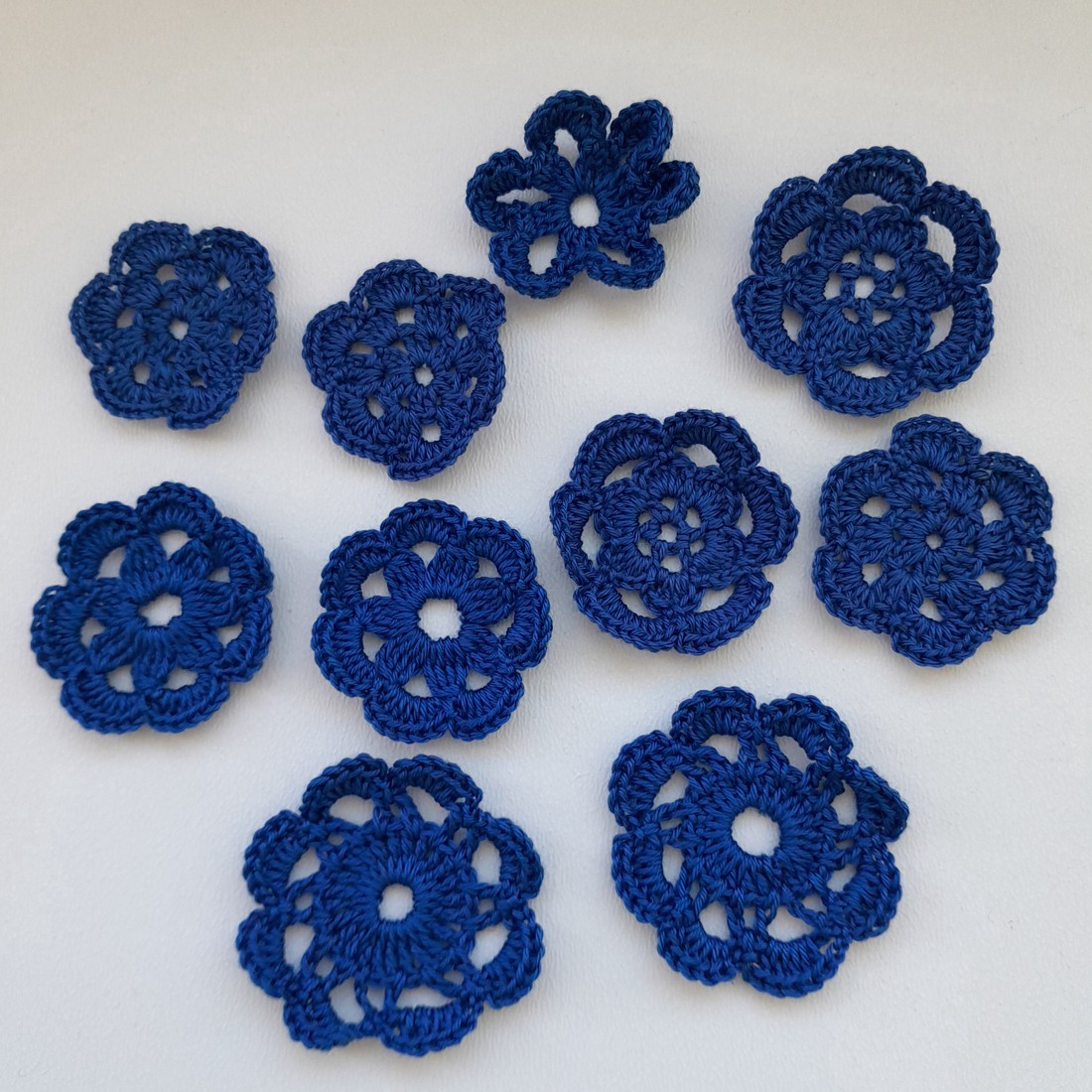 Pachet flori croșetate - 10 bucăți / pachet - albastru închis - - Artynos.ro Pachet flori croșetate - 10 bucăți / pachet - albastru închis - - Artynos.ro
