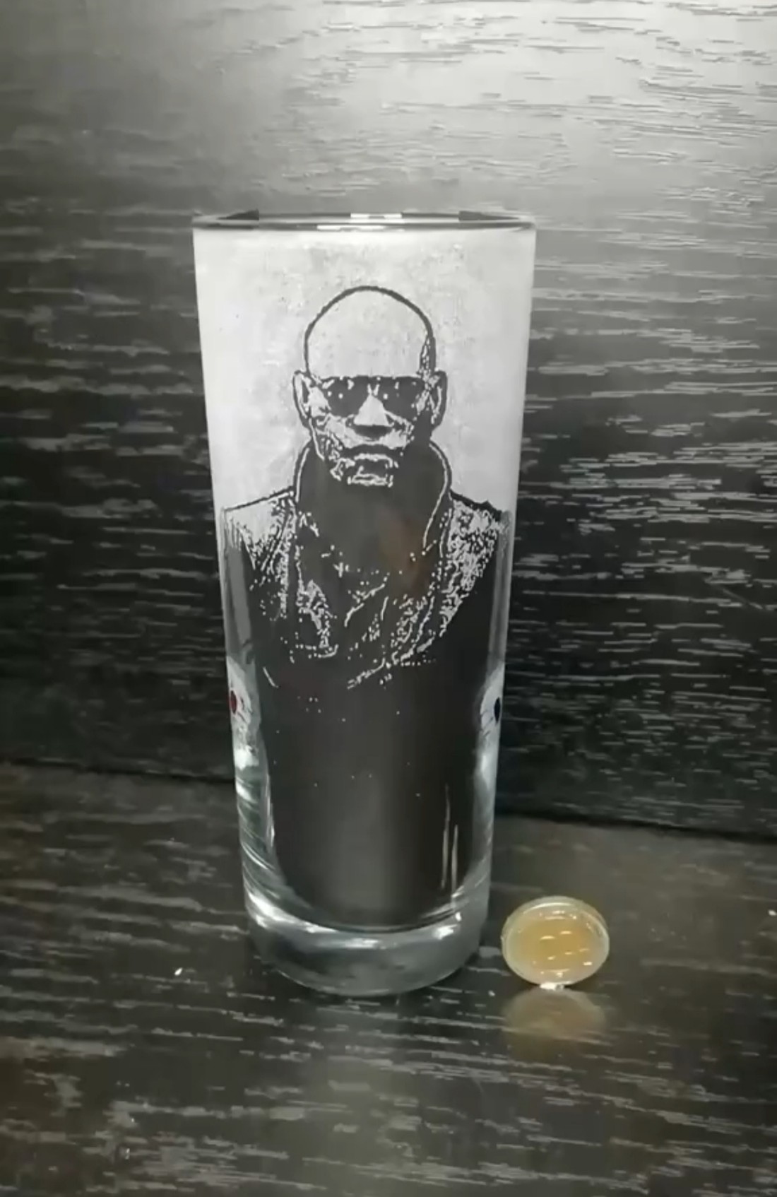 Pahar de sticlă cu modelul Morpheus din Matrix  -  - Artynos.ro