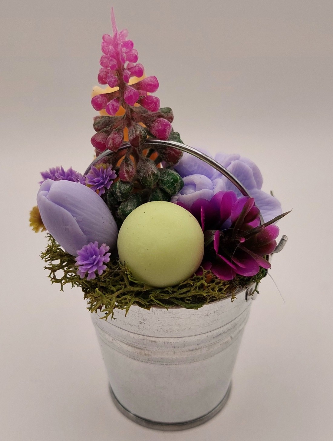 Găleată mică de metal cu flori de săpun și pisoi -  - Artynos.ro