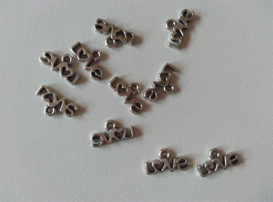Pandantiv metalic - 6x12mm - dragoste - 10 buc / pachet - argintiu antichizat - - Artynos.ro Pandantiv metalic - 6x12mm - dragoste - 10 buc / pachet - argintiu antichizat - - Artynos.ro