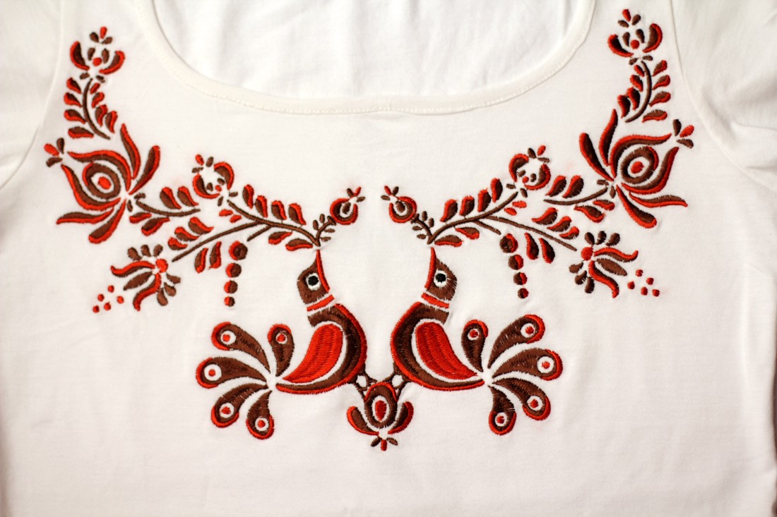Tricou matyo brodat cu pasăre maro brodată - - Artynos.ro Tricou matyo brodat cu pasăre maro brodată - - Artynos.ro