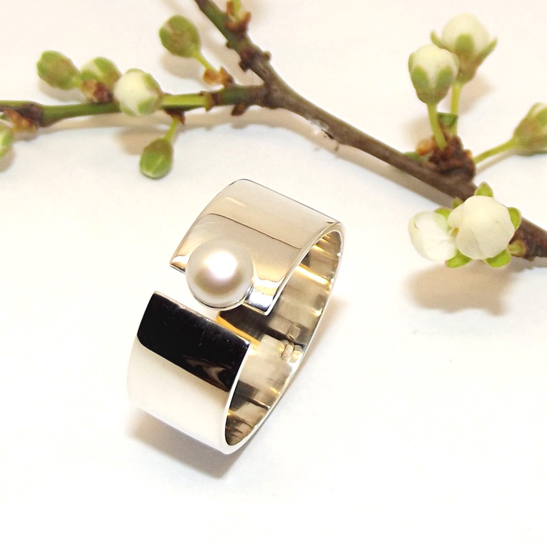 Cerc lat cu perlă albă, inel de damă din argint, mărimea 60, reglabil (VSZÉ.29) - bijuterii - inele - inele cu perle - Artynos.ro Cerc lat cu perlă albă, inel de damă din argint, mărimea 60, reglabil (VSZÉ.29) - bijuterii - inele - inele cu perle - Artynos.ro