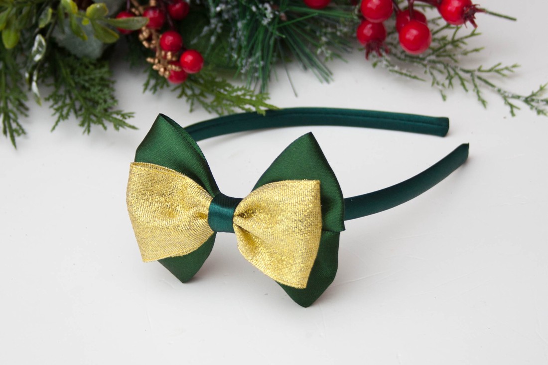Cravată de păr cu panglică de Crăciun - auriu/verde închis - crăciun - îmbrăcăminte de crăciun - Artynos.ro Cravată de păr cu panglică de Crăciun - auriu/verde închis - crăciun - îmbrăcăminte de crăciun - Artynos.ro