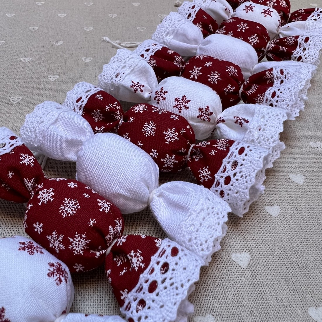 Bomboane saloane textile / set de 10/ - crăciun - decorațiuni de crăciun de casă - figurine pentru pomul de crăciun - Artynos.ro