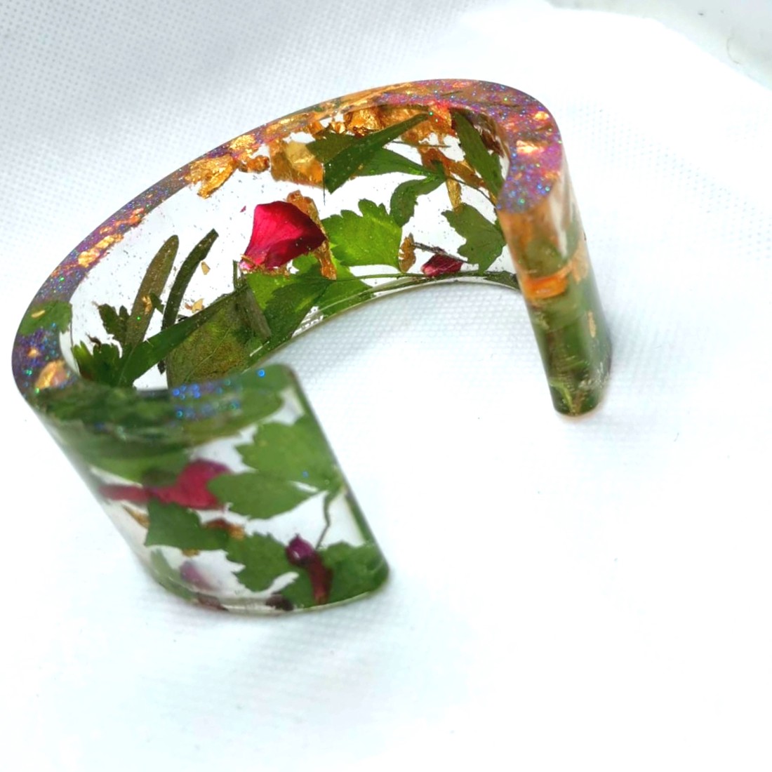 Brățară epoxidică cu verde natural și lotus auriu. Brățară pentru femei. - - Artynos.ro Brățară epoxidică cu verde natural și lotus auriu. Brățară pentru femei. - - Artynos.ro