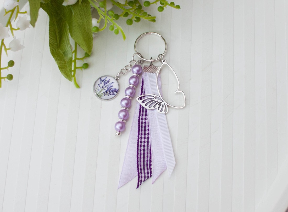 Breloc, ornament pentru geantă - Lavanda cu fluture violet/alb - geantă și husă - accesorii genți - breloc - Artynos.ro Breloc, ornament pentru geantă - Lavanda cu fluture violet/alb - geantă și husă - accesorii genți - breloc - Artynos.ro