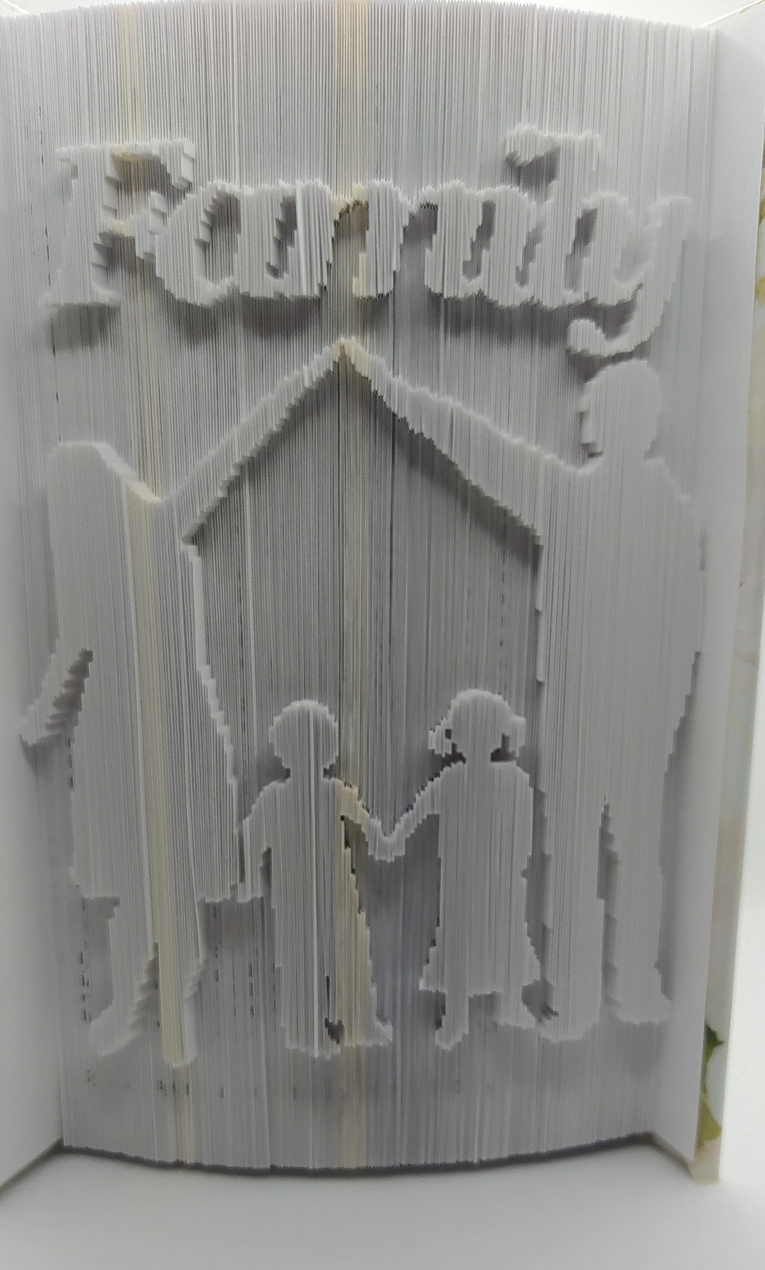 Familie cu doi copii și inscripție carte sculptură - casă & stil de viață - decorațiuni de casă - decorațiuni de masă și rafturi - sculptură din carte - Artynos.ro