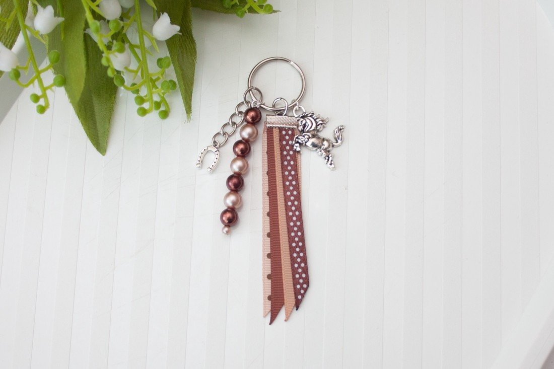 Breloc, ornament pentru geantă - Cal maro - - Artynos.ro Breloc, ornament pentru geantă - Cal maro - - Artynos.ro