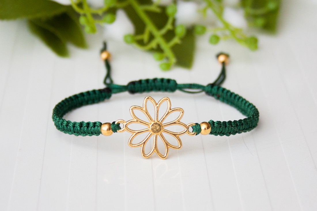 Brățară macramé împletită - Floare verde închis / aur - - Artynos.ro Brățară macramé împletită - Floare verde închis / aur - - Artynos.ro