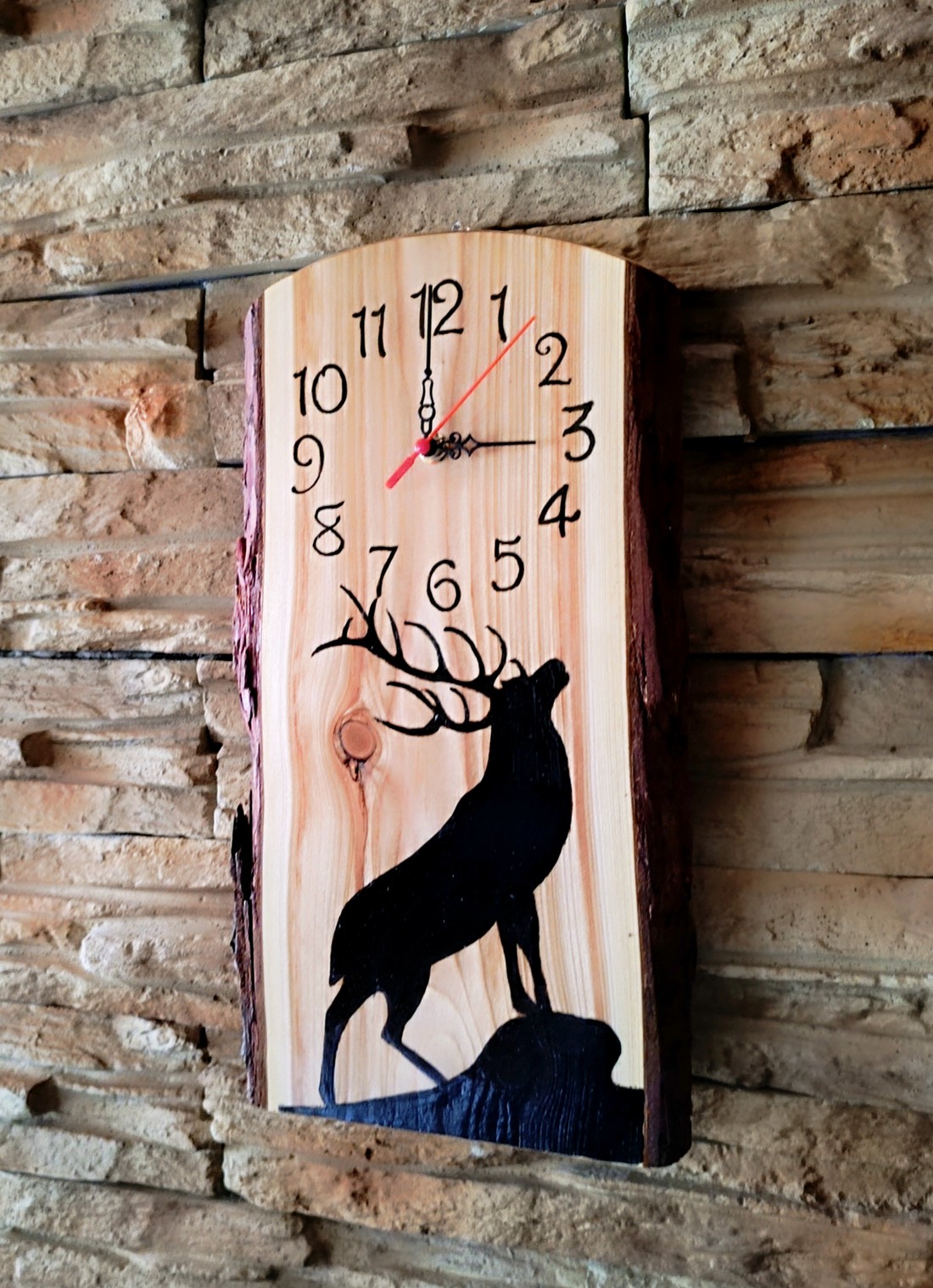 Ceas de perete din lemn cu cerb stând pe un deal  - casă & stil de viață - decorațiuni de casă - decorațiuni de pereți - ceasuri de perete - Artynos.ro