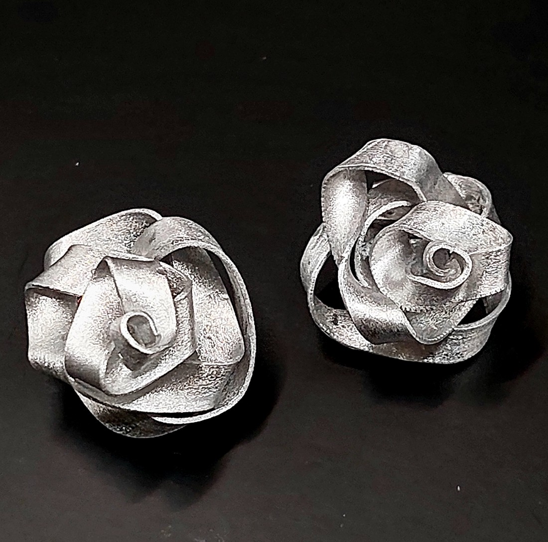 Cercei cu trandafiri din aluminiu -  - Artynos.ro Cercei cu trandafiri din aluminiu -  - Artynos.ro