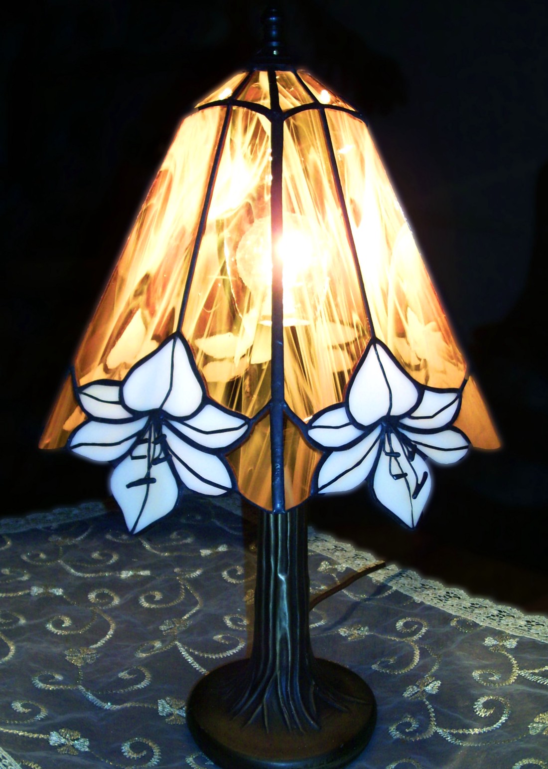 Lily aur voal tiffany lampă - casă & stil de viață - lămpi și corpuri de iluminat - lampă de masă - Artynos.ro