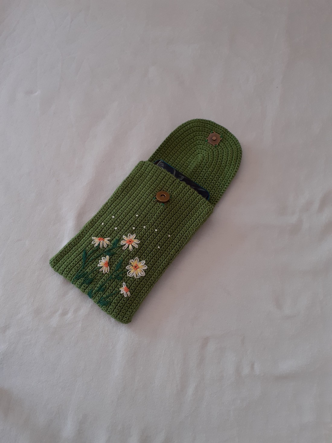 Carcase de telefon croșetate și brodate cu patent magnetic -  - Artynos.ro