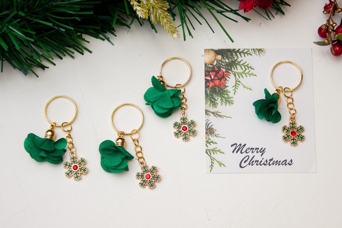 Breloc, geantă ornament Crăciun - floare verde ciucure fulg de nea aur -  - Artynos.ro