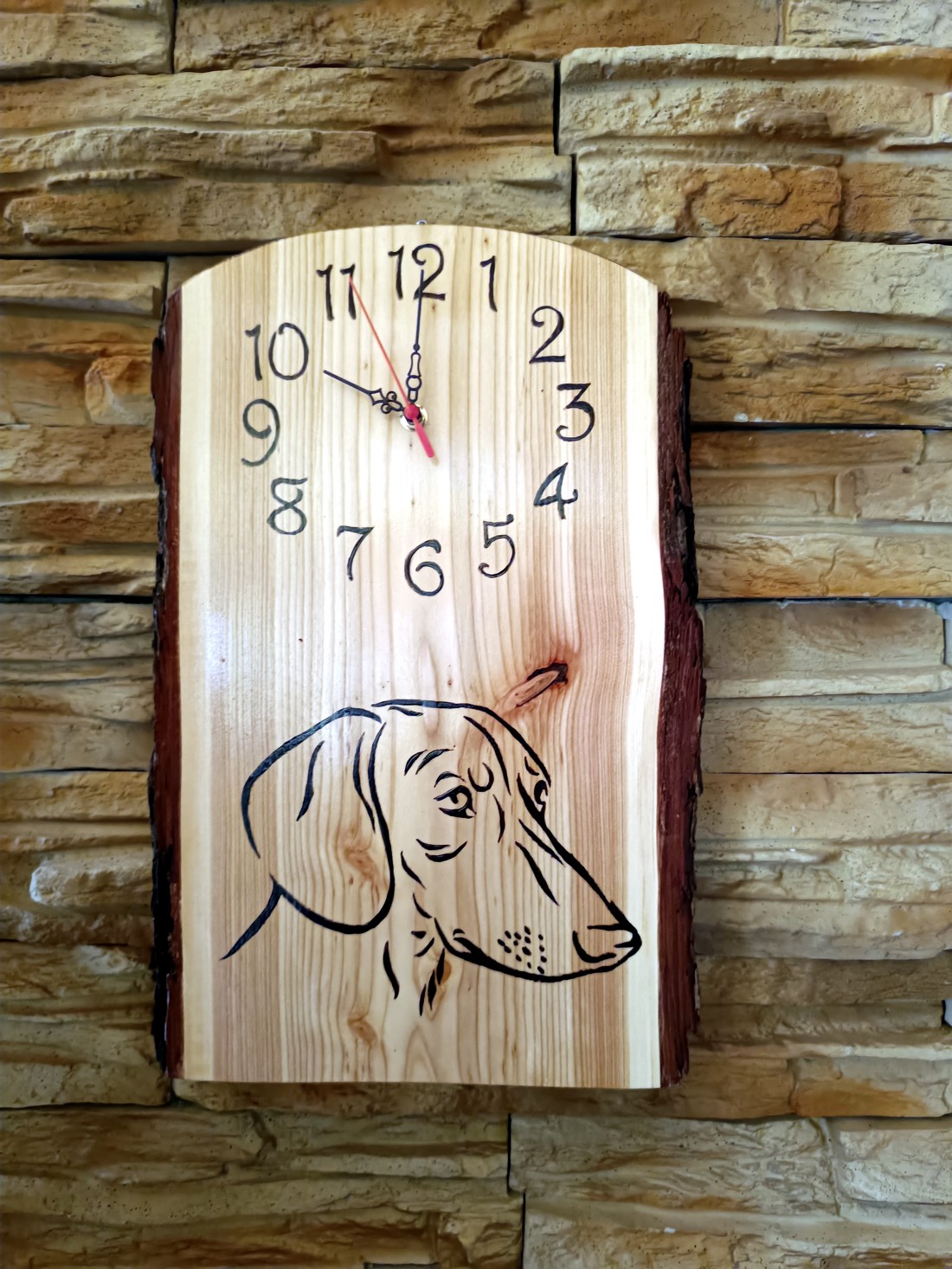 Ceas de perete mare din lemn cu câine dachshund - - Artynos.ro Ceas de perete mare din lemn cu câine dachshund - - Artynos.ro