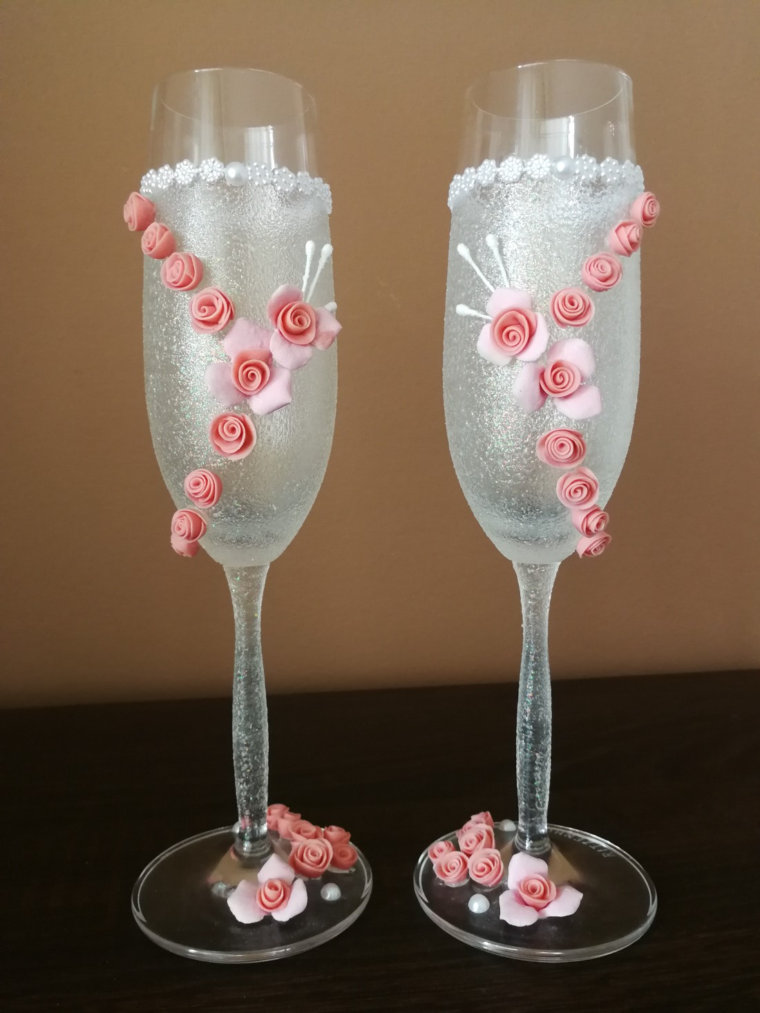 Pahare de șampanie de nuntă unice... decorate cu flori de lut! - - Artynos.ro Pahare de șampanie de nuntă unice... decorate cu flori de lut! - - Artynos.ro
