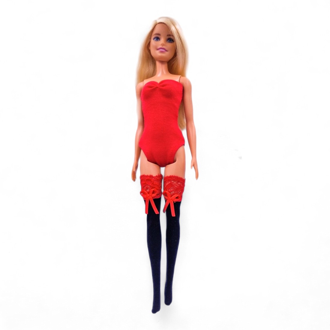 Ciorapi negri cu dantelă roșie � rochie pentru păpuși de tip Barbie (b002fp) - jucării și echipamente pentru copii - jucării și accesorii pentru copii - haine de barbie - Artynos.ro