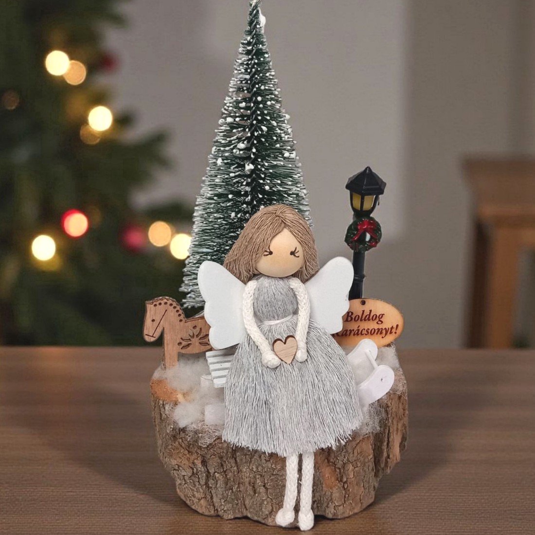 Înger Makramé pe o sanie - decor de masă de Crăciun pe un disc de lemn - crăciun - decorațiuni de crăciun de casă - decor pentru masă de crăciun - Artynos.ro