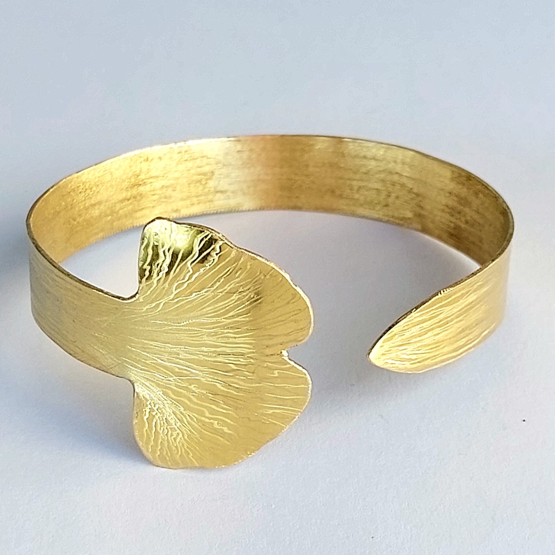 Ginkgo biloba în pene de alamă - bijuterii - seturi de bijuterii - Artynos.ro  Ginkgo biloba în pene de alamă - bijuterii - seturi de bijuterii - Artynos.ro