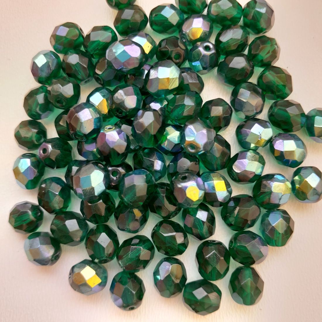 Mărgele din sticlă șlefuită de origine cehă � 8 mm � 35 buc./pachet � verde închis cu efecte cromatice -  - Artynos.ro