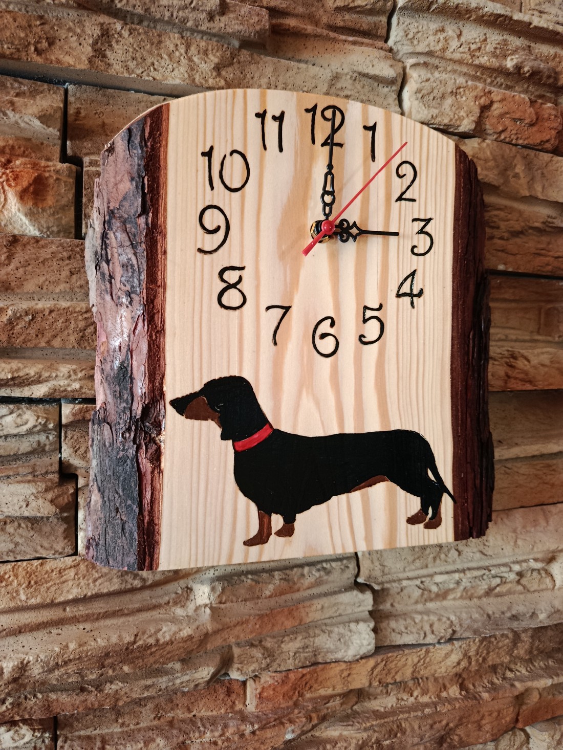 Ceas de perete din lemn cu câine dachshund - - Artynos.ro Ceas de perete din lemn cu câine dachshund - - Artynos.ro