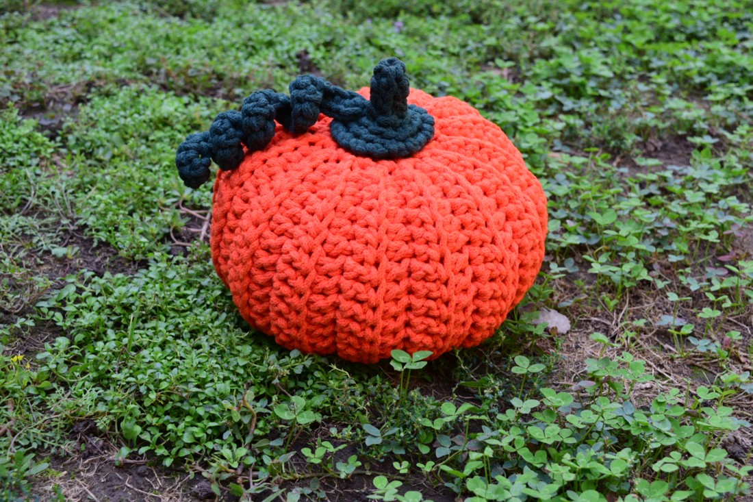 Dovleac mare croșetat (portocaliu) pentru Halloween - - Artynos.ro Dovleac mare croșetat (portocaliu) pentru Halloween - - Artynos.ro